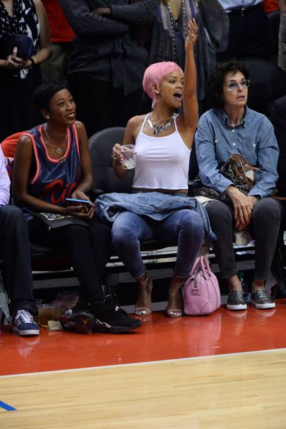 Tifosi speciali a bordo campo per Clippers-Thunder: Rihanna coi capelli in tinta con la borsa... LaPresse